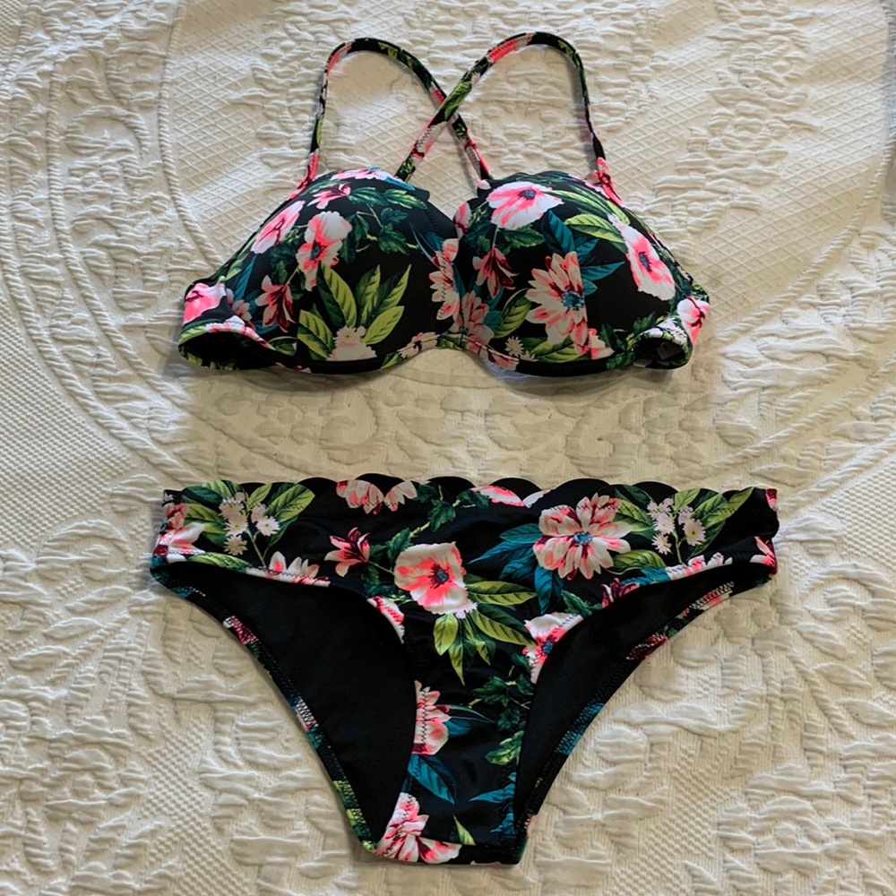 Bikini swimsuit by Target. Top 34D. Bottoms size S. Brand new.